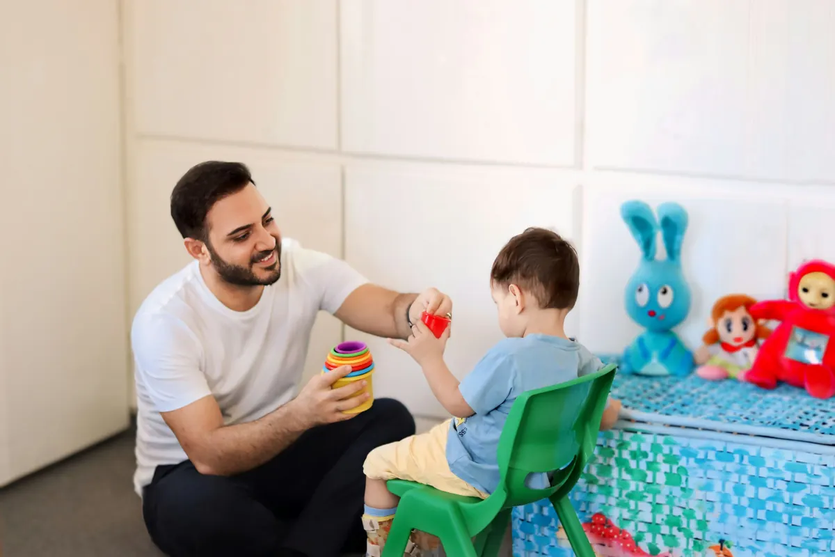 Profesional acompañando a un niño durante una actividad estructurada