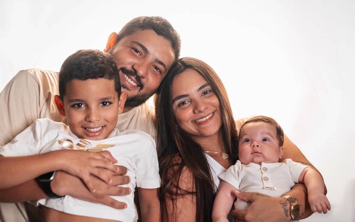 Familia sonriendo unida con sus dos hijos