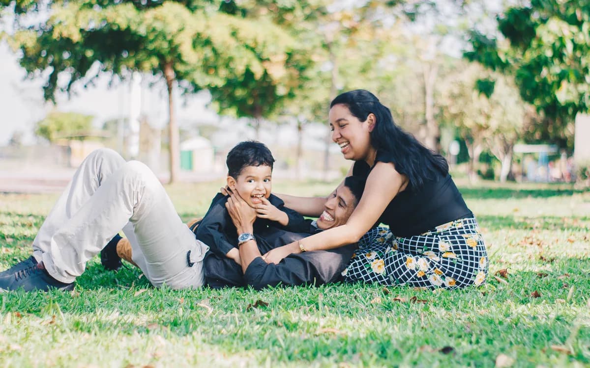 Familia jugando y compartiendo un momento al aire libre