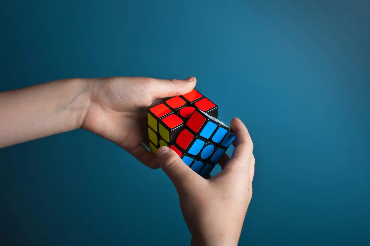 Manos resolviendo un cubo de Rubik