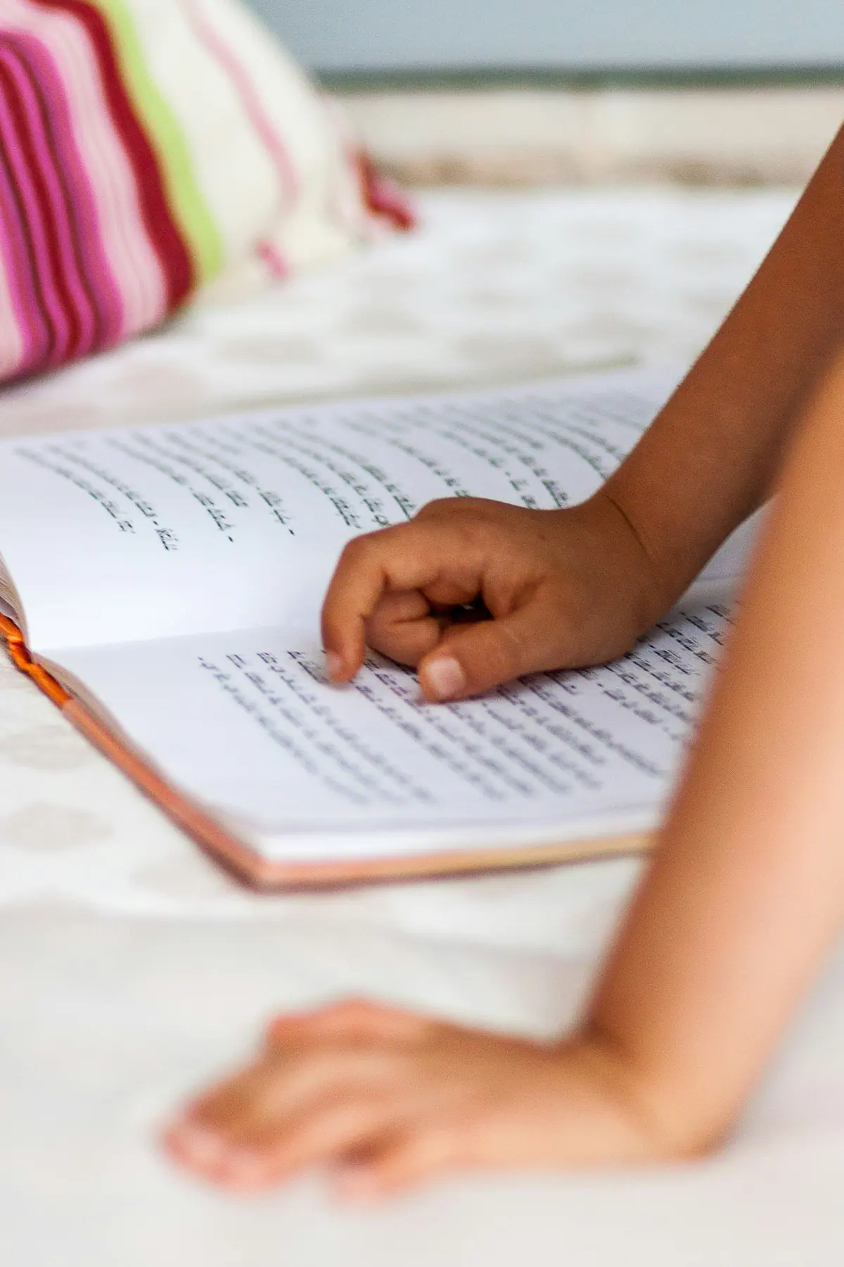 Niño señalando letras mientras desarrolla una actividad de aprendizaje
